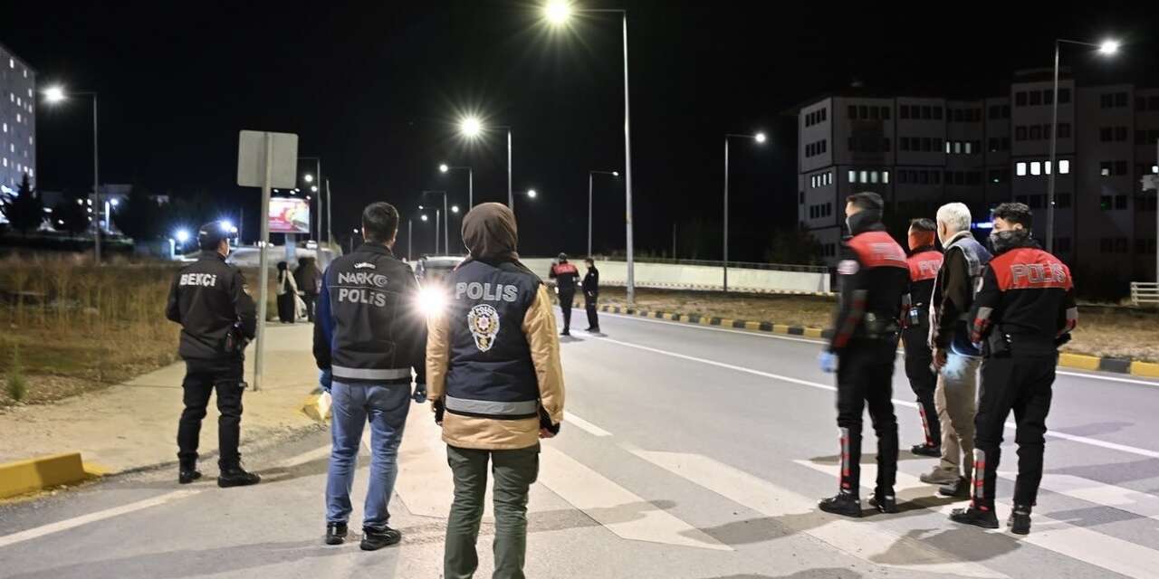 Çankırı’da polis ekiplerinden öğrenci yurtlarının çevresinde sıkı denetim