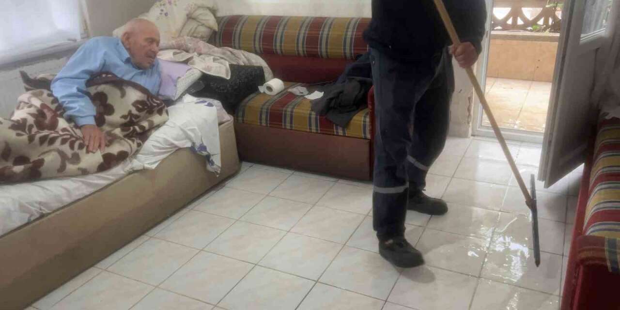 Bursa’da yağmur suları apartmanları bastı: 90 yaşındaki vatandaş mahsur kaldı