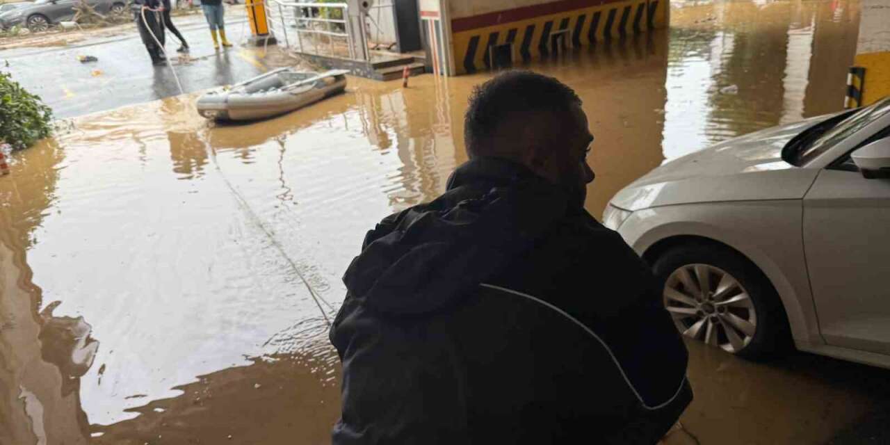 Ayazağa’da otoparkta mahsur kalan vatandaşlar şişme botlarla dışarıya çıkmaya çalıştı