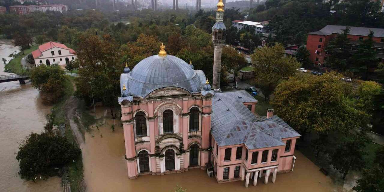 Sular altında kalan Sadabat Camii havadan görüntülendi