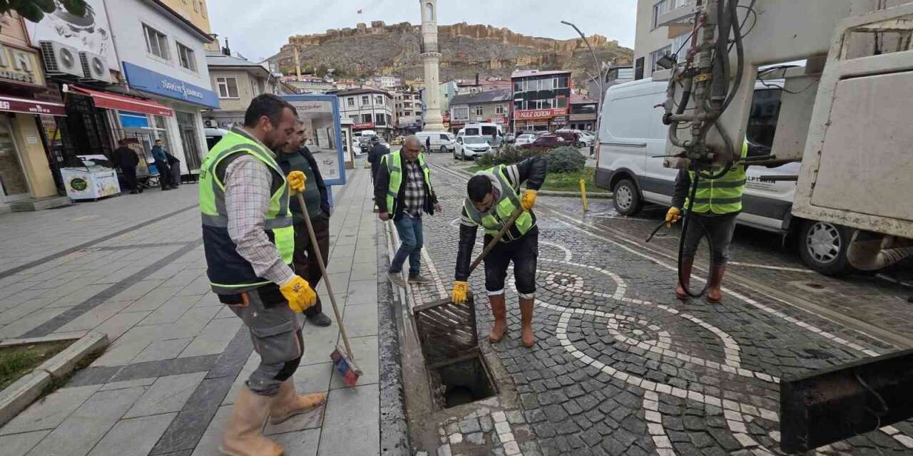Bayburt’ta mazgallar yağışlara karşı temizleniyor