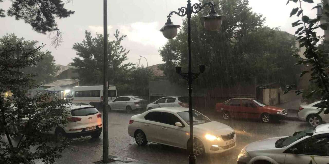 Erzincan’da fındık büyüklüğünde dolu yağdı
