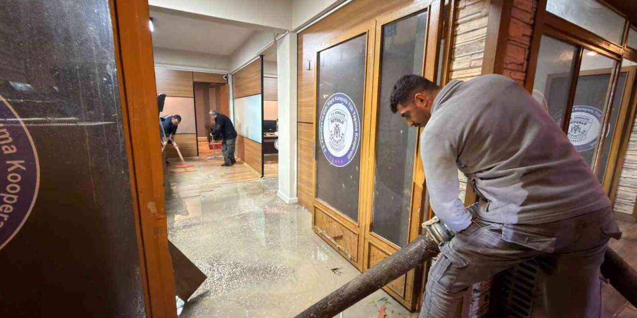 Kemaliye’de dolu ve sağanak nedeniyle heyelan ve su baskınları yaşandı