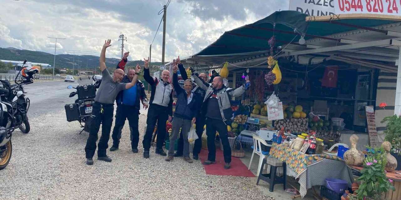 Polonyalı turistlerin mola yeri Sarıgöl’deki üzüm tezgahı oldu