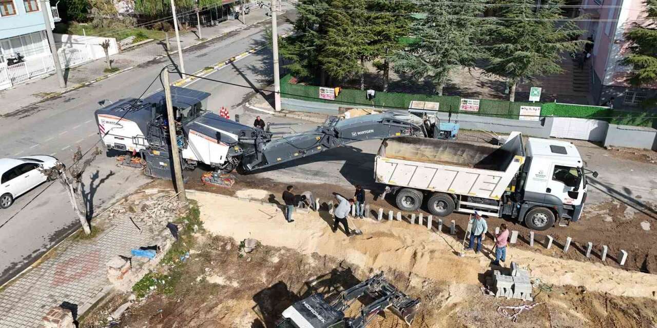 Ertuğrul Gazi Caddesi’nde sıcak asfalt çalışmaları başladı
