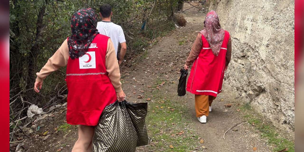 Kızılay’dan çocuklara oyuncak ve giysi yardımı