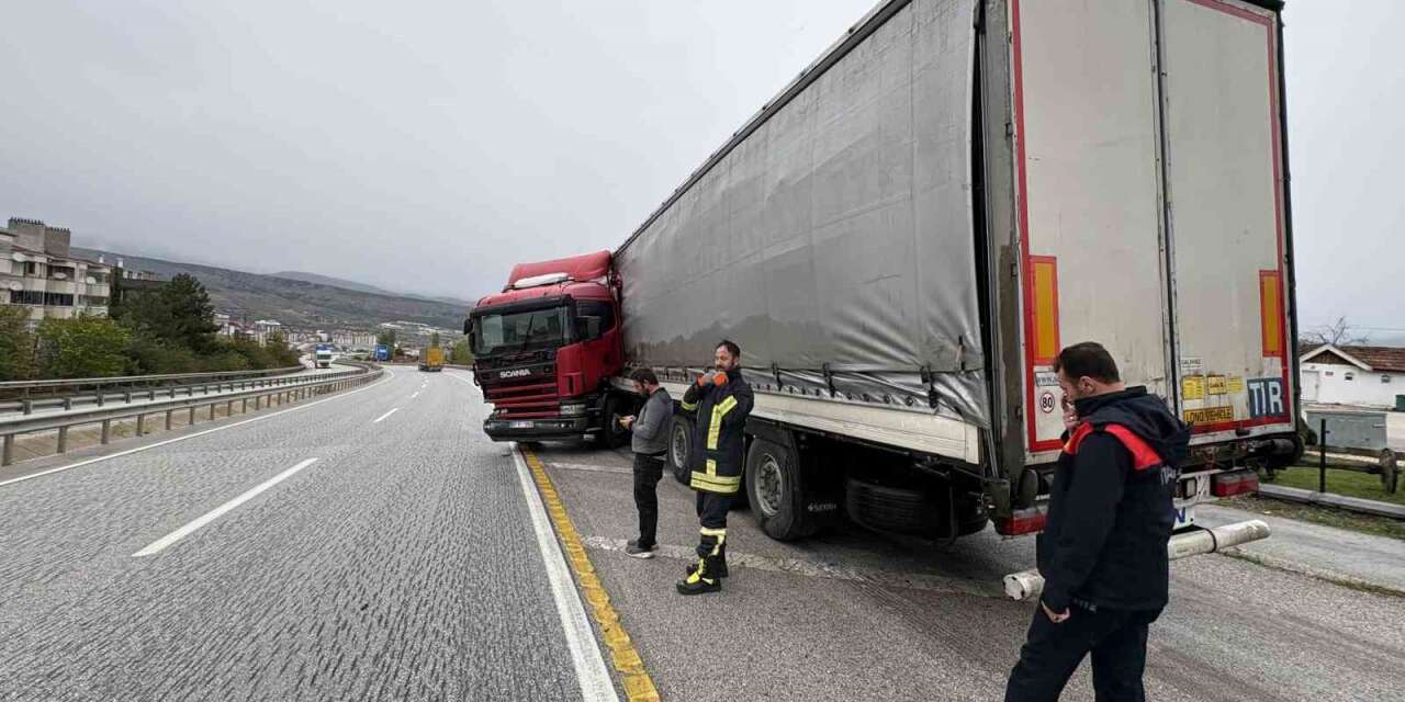 Kastamonu’da bariyerlere çarpan tır makasladı: 1 yaralı