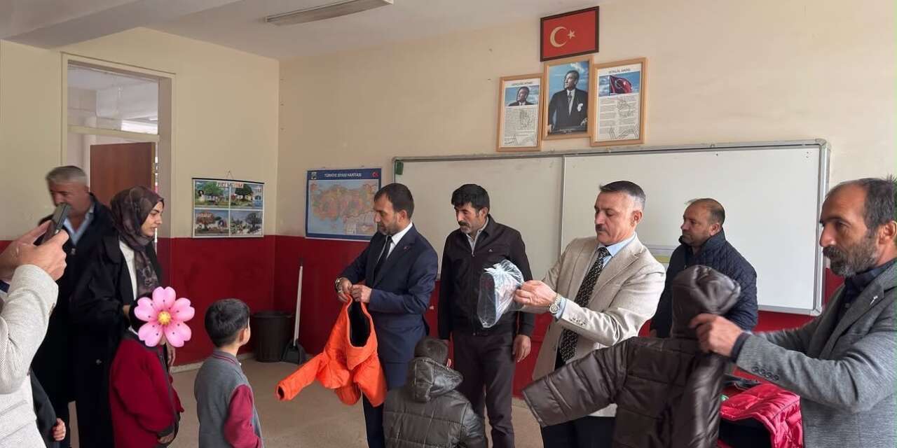 Patnos’ta öğrencilere mont ve bot desteği