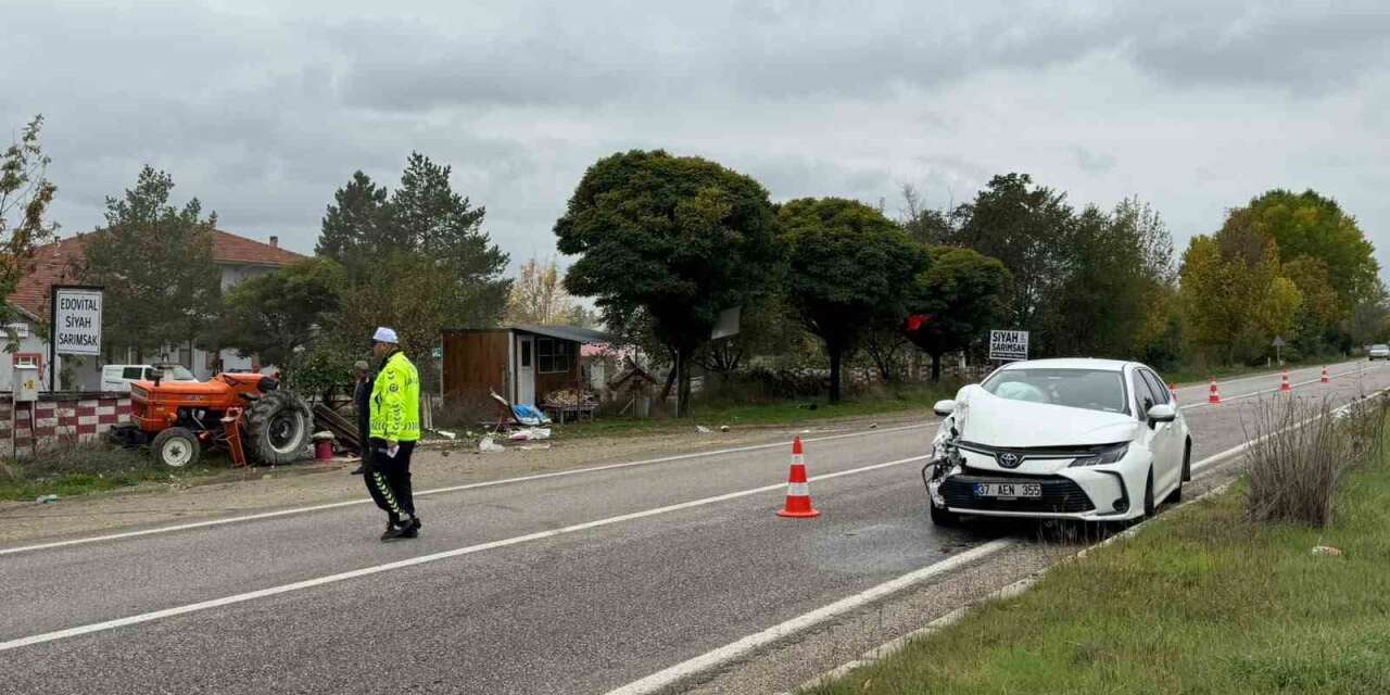 Traktöre çarpan otomobilin sürücüsü yaralandı