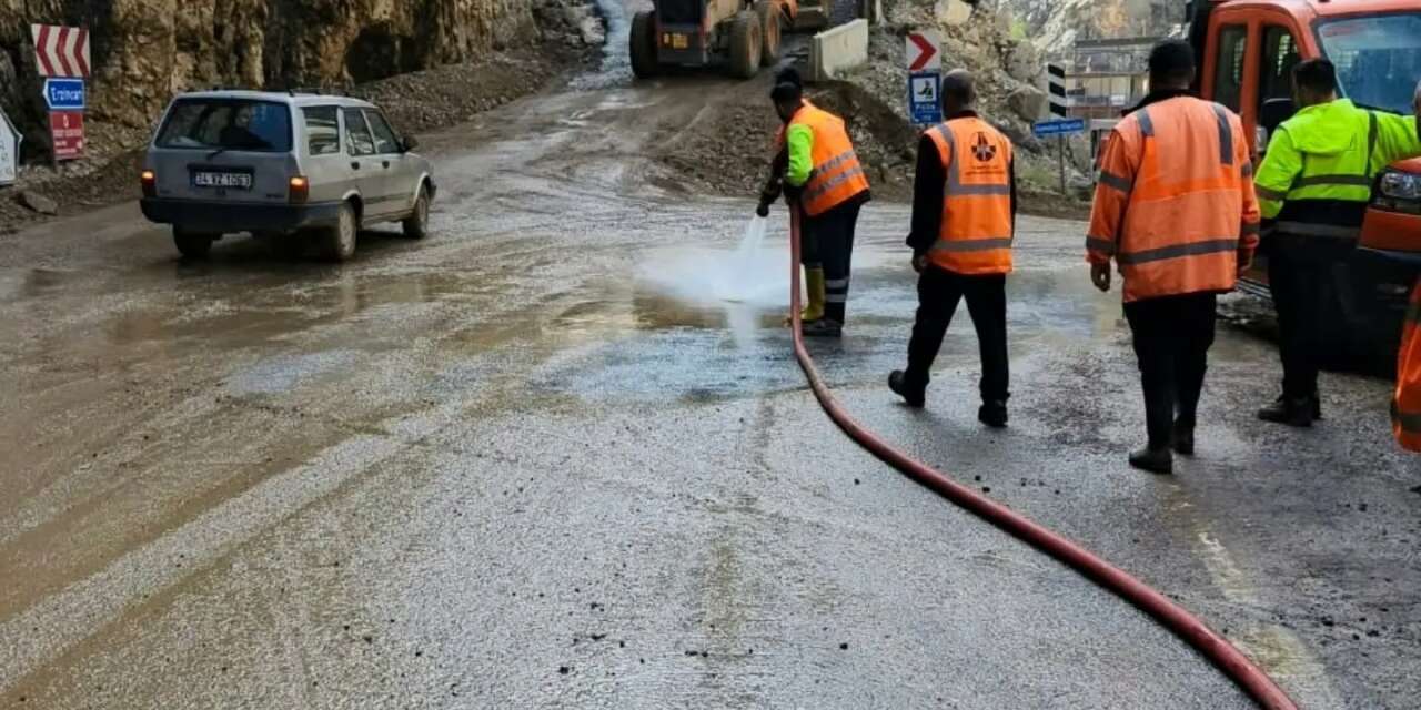 Kemaliye’de sağanak ve dolunun ardından yollar yeniden ulaşıma açıldı