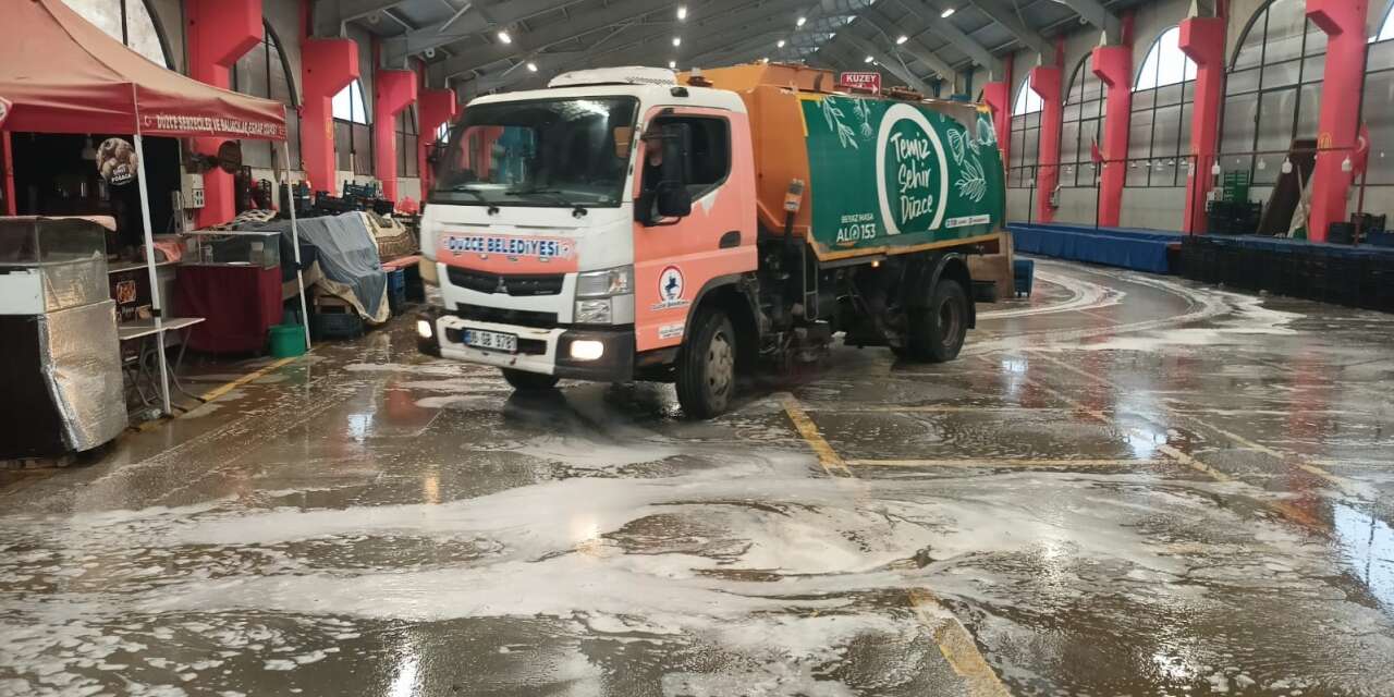 Aziziye kapalı pazaryeri yıkandı