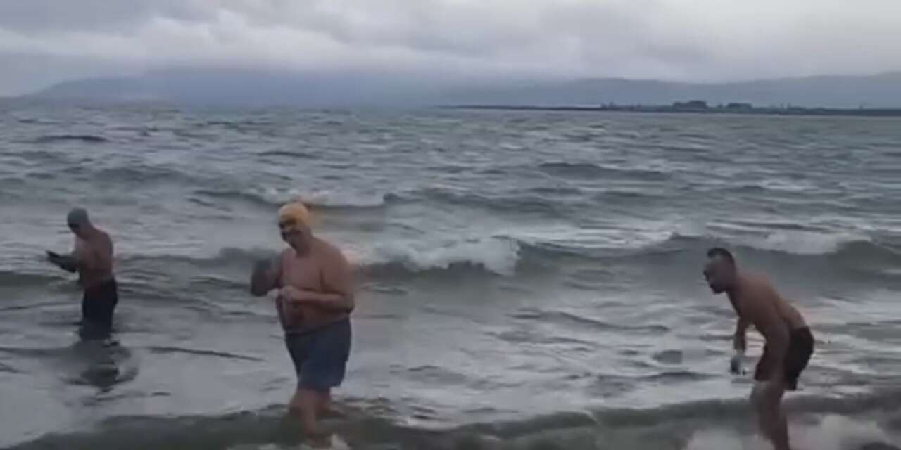 İznik Gölü’nde soğuğa ve dalgalara inat böyle yüzdüler