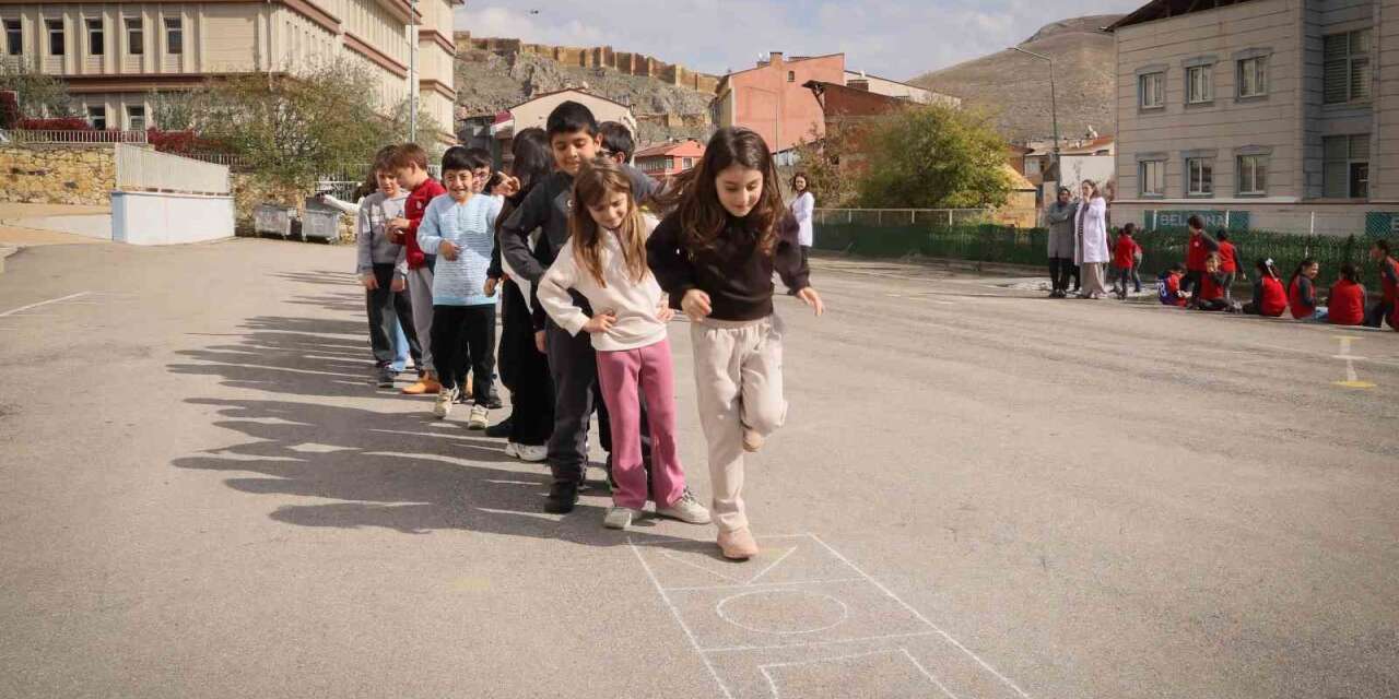 Bayburt’ta öğrenciler oyunla öğreniyor