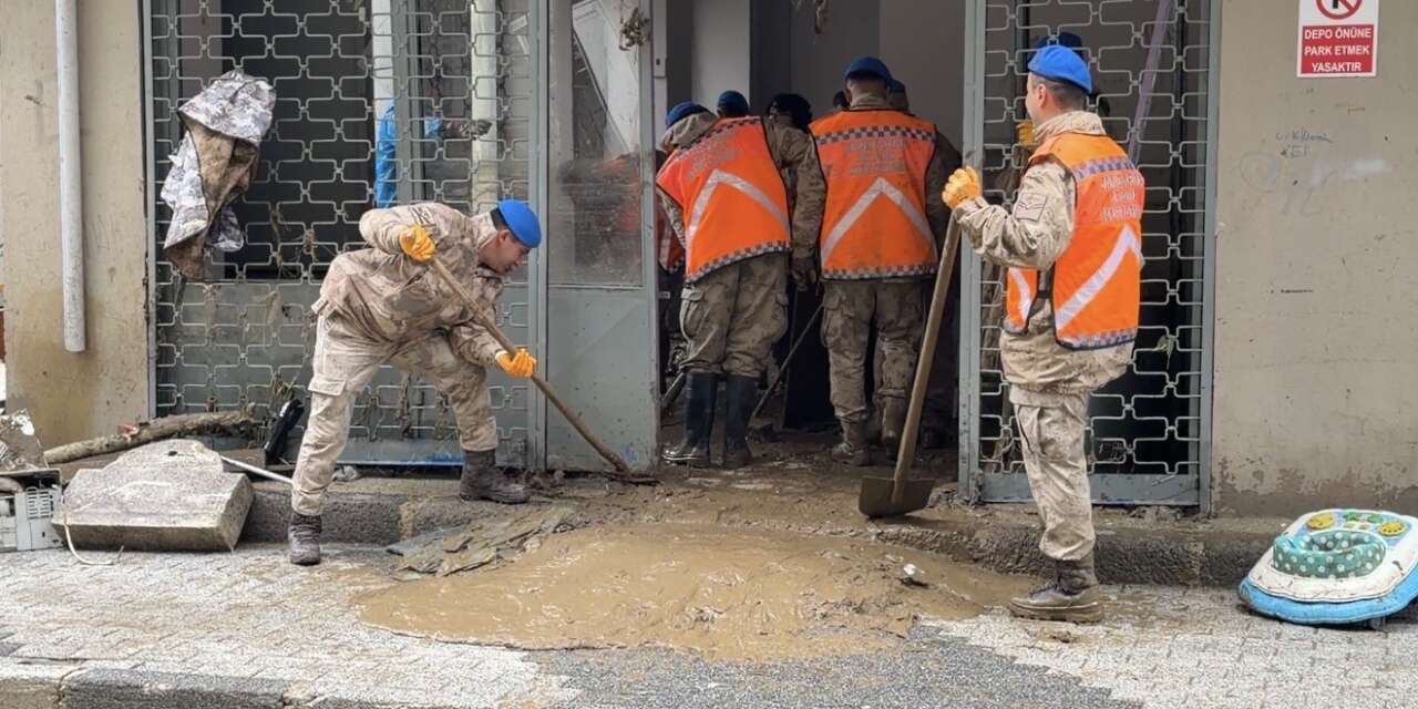 Ayazağa’da sel sonrası temizlik çalışmaları sürüyor: Jandarma ekipleri de destek veriyor