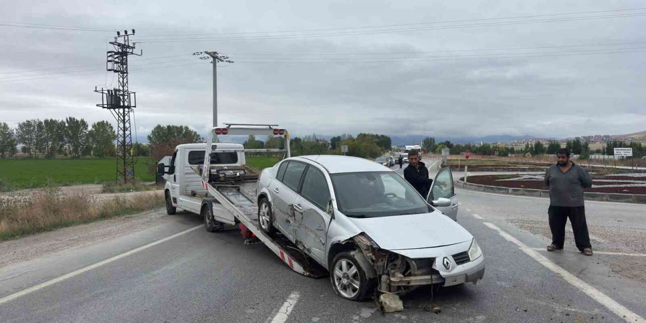 Refüje giren otomobil sürücüsü yaralandı