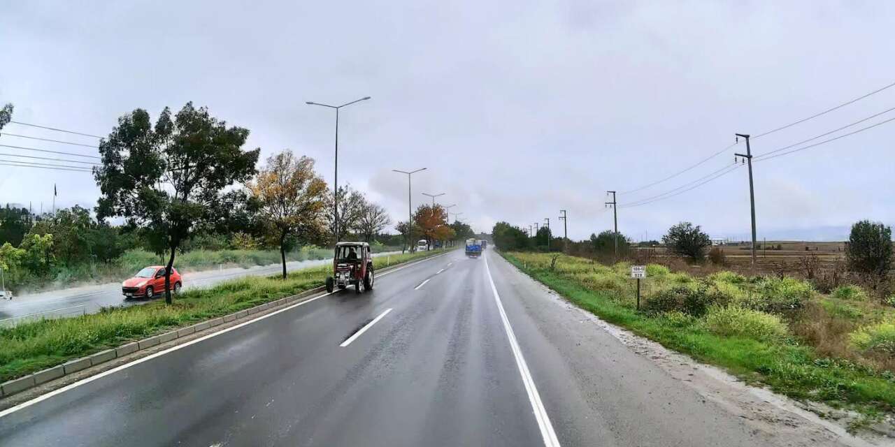 Bolu’da D-100’de ters şeritten ilerleyen traktör kazaya davetiye çıkarttı