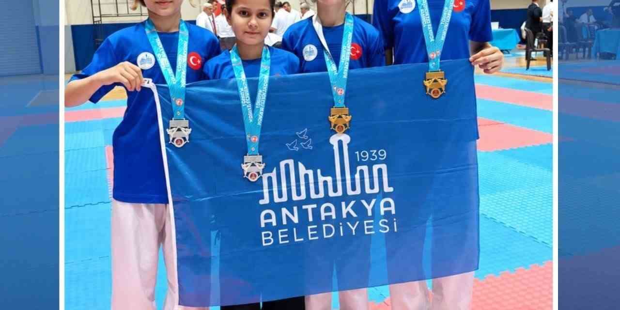 Antakya Belediyesi karate takımı 12 madalya kazandı