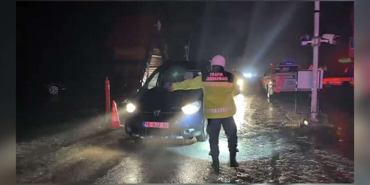 Uludağ’da kar kalınlığı 20 santimetreye ulaştı: Jandarma denetime geçti