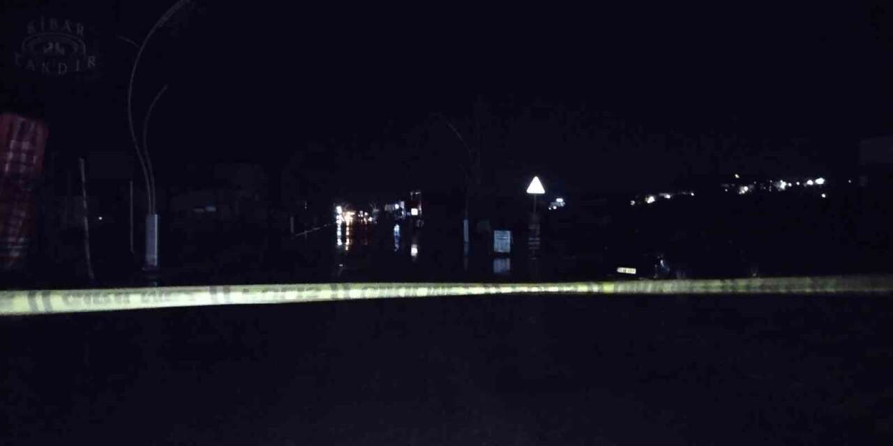 Şile’de şiddetli yağış nedeniyle cadde ulaşıma kapandı