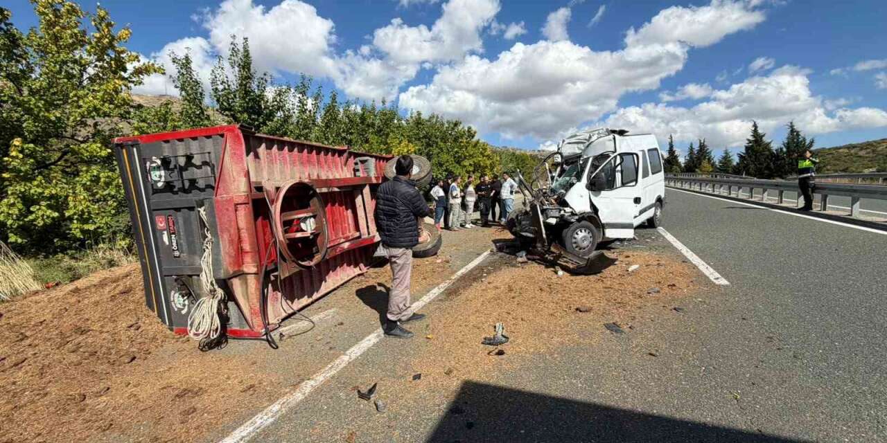 Elazığ’da traktör ile minibüs çarpıştı: 1 yaralı