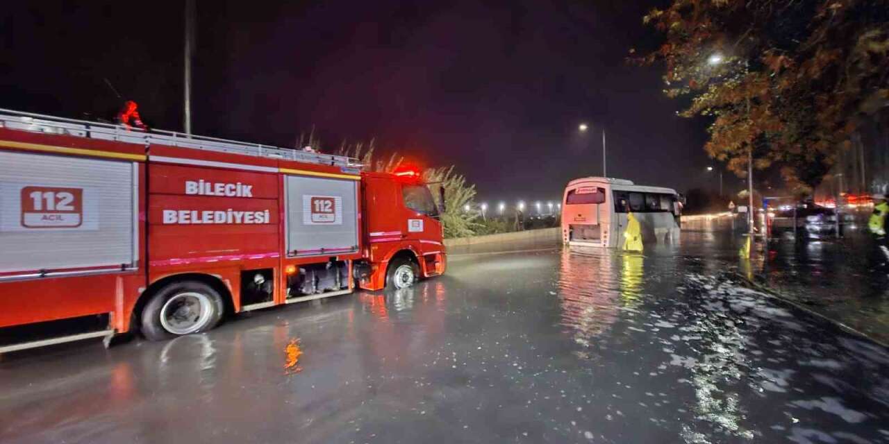 Su birikintisinde mahsur kalan işçi servisini AFAD ve itfaiye kurtardı