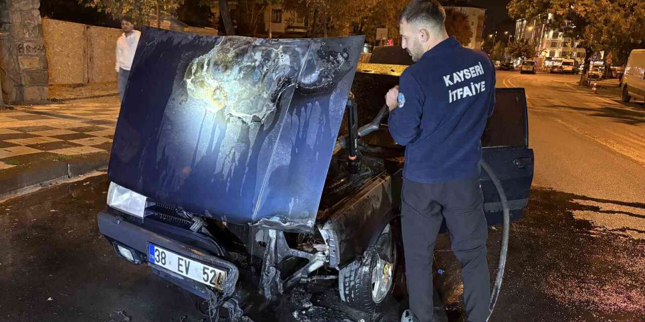 Kayseri’de seyir halindeki otomobil alev aldı
