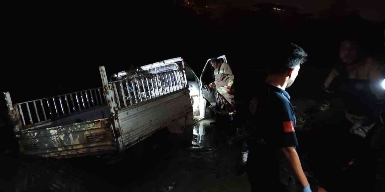 Defne’de Asi Nehri’ne düşen araçtaki 2 kişi yaralandı