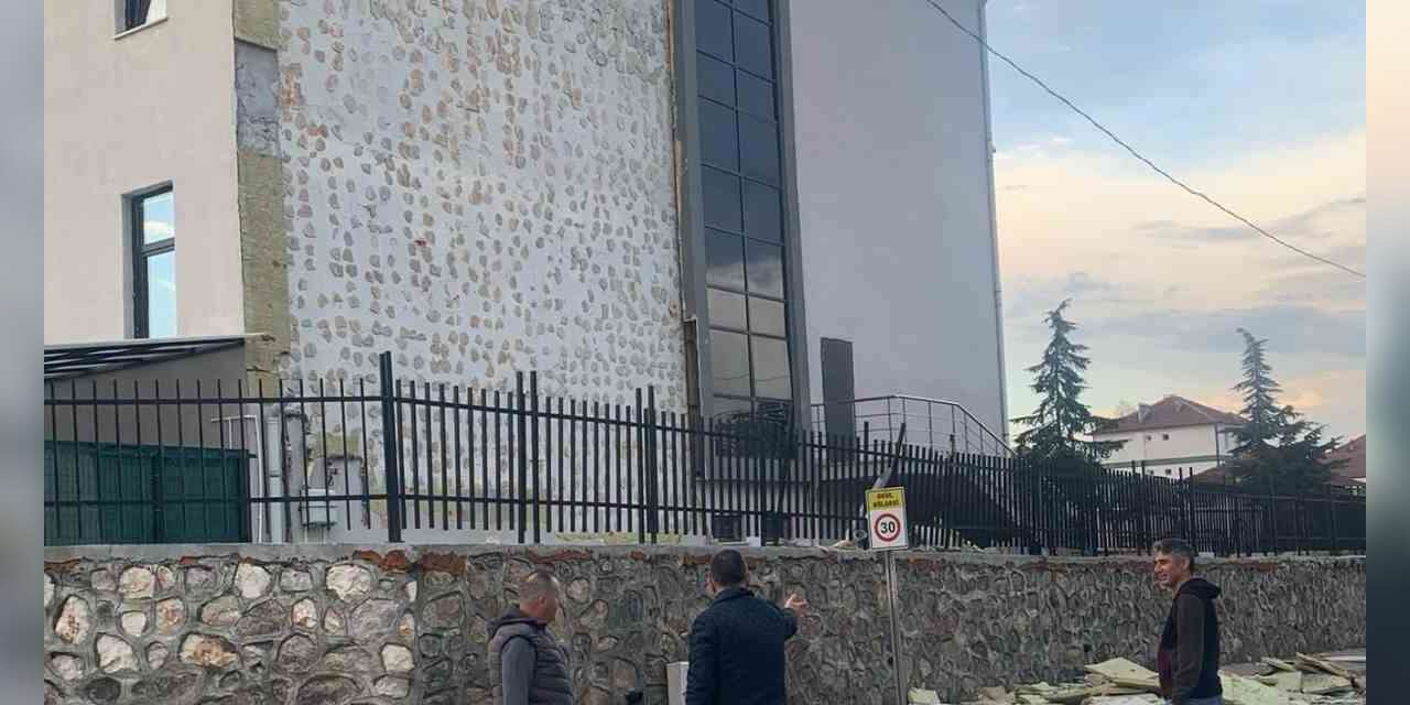 Fırtına okulun dış cephesine zarar verdi