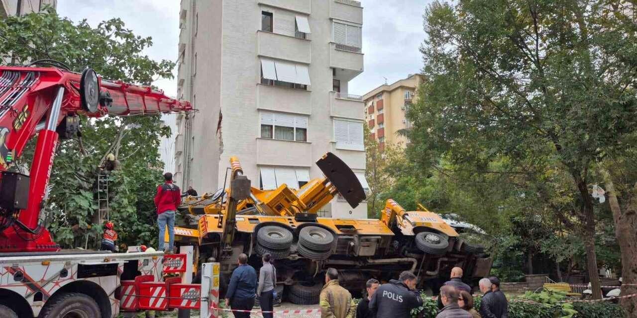 Kadıköy’de devrilen vinç 11 katlı binanın girişine çarptı