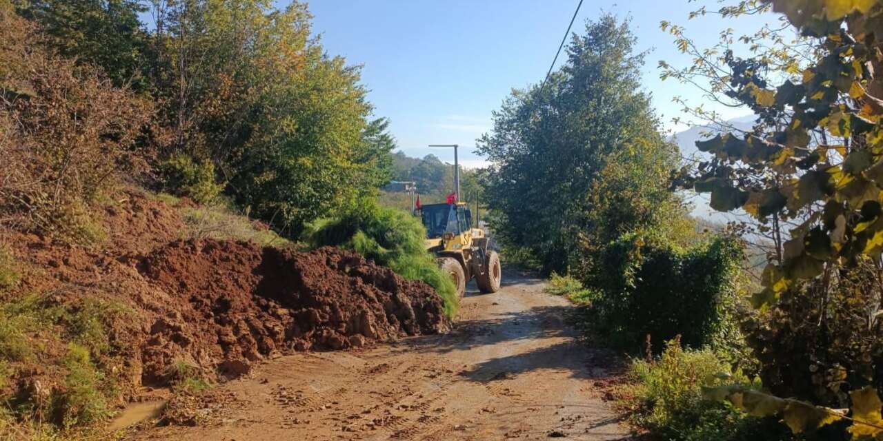 Gölyaka’da heyelan sonrası yolları güvenli hale getirdi