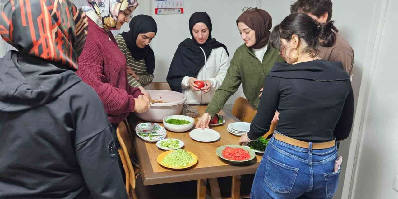 Yurtta kalan üniversiteliler paketli gıda yerine kısır tercih etti