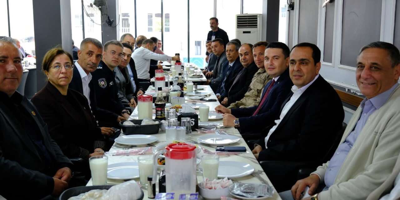 Birecik’te muhtarlar onuruna yemek programı düzenlendi