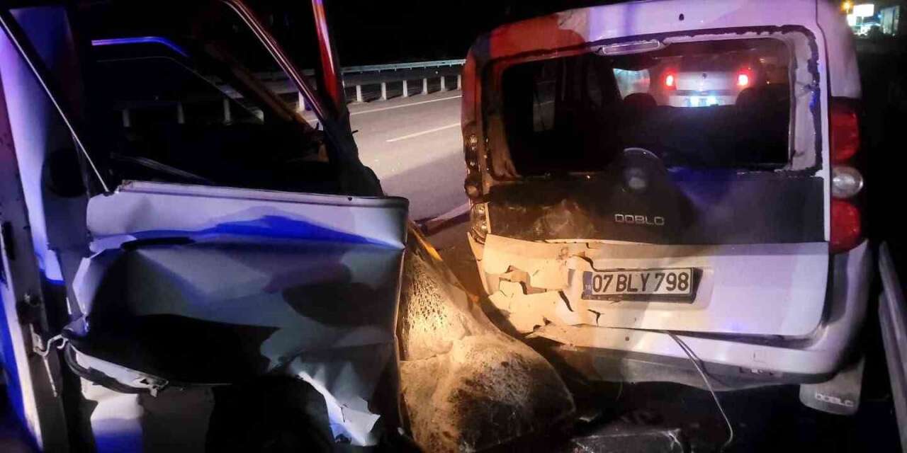Alanya’da kamyonet park halindeki otomobile çarptı: 1 yaralı