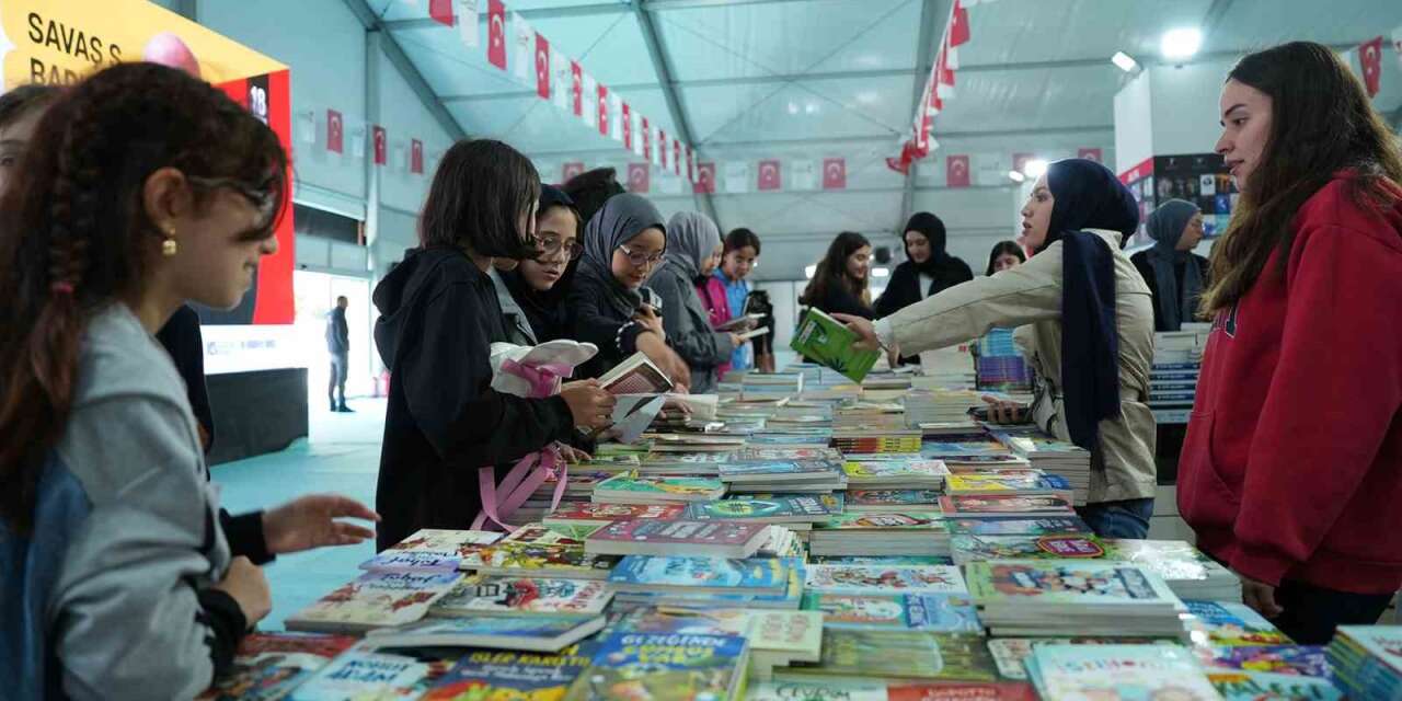 Kahramanmaraş Kitap Fuarı öğrencilerle renkleniyor
