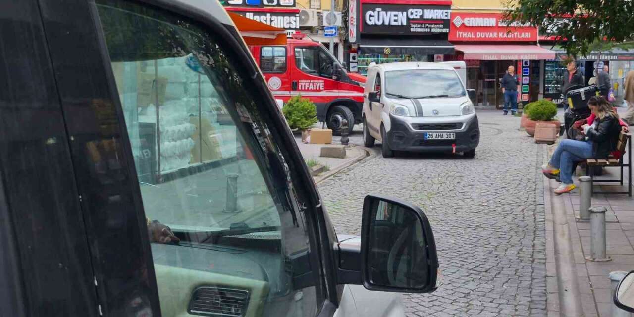 Ara sokakta duraklayan araçlar itfaiyeye engel oldu