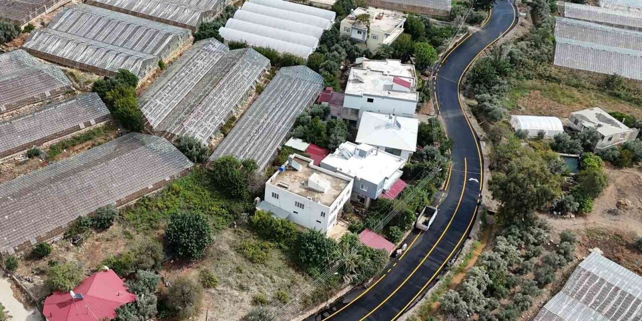 Aydıncık ve Gülnar’da yollar sıcak asfaltla yenilendi