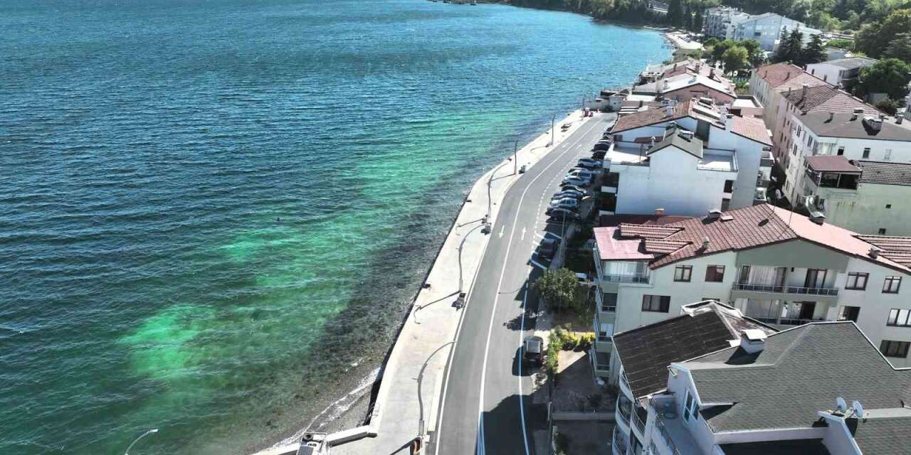 Gölcük Ulaşlı Sahili yeni görünümüne kavuştu