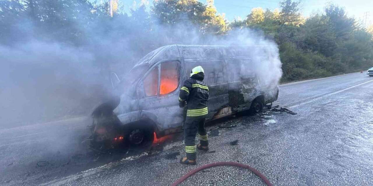 Bodrum’da okul servisi alev alev yandı