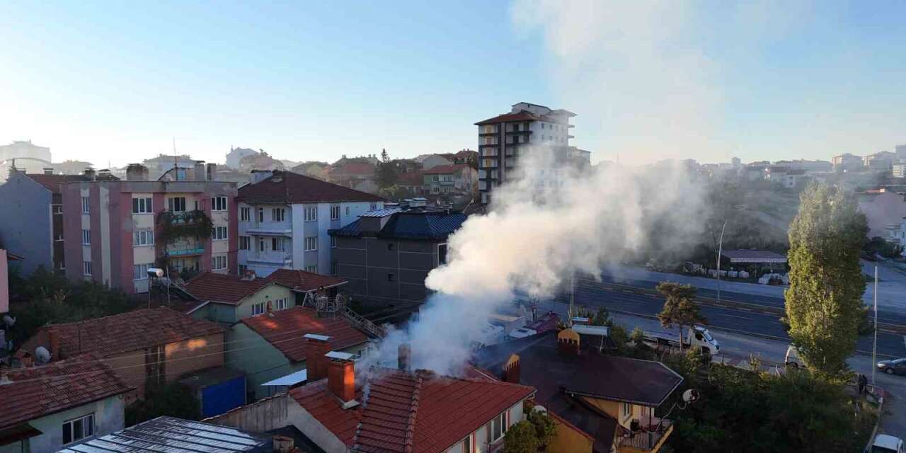 Uşak’ta tek katlı evin çatısında çıkan yangın söndürüldü