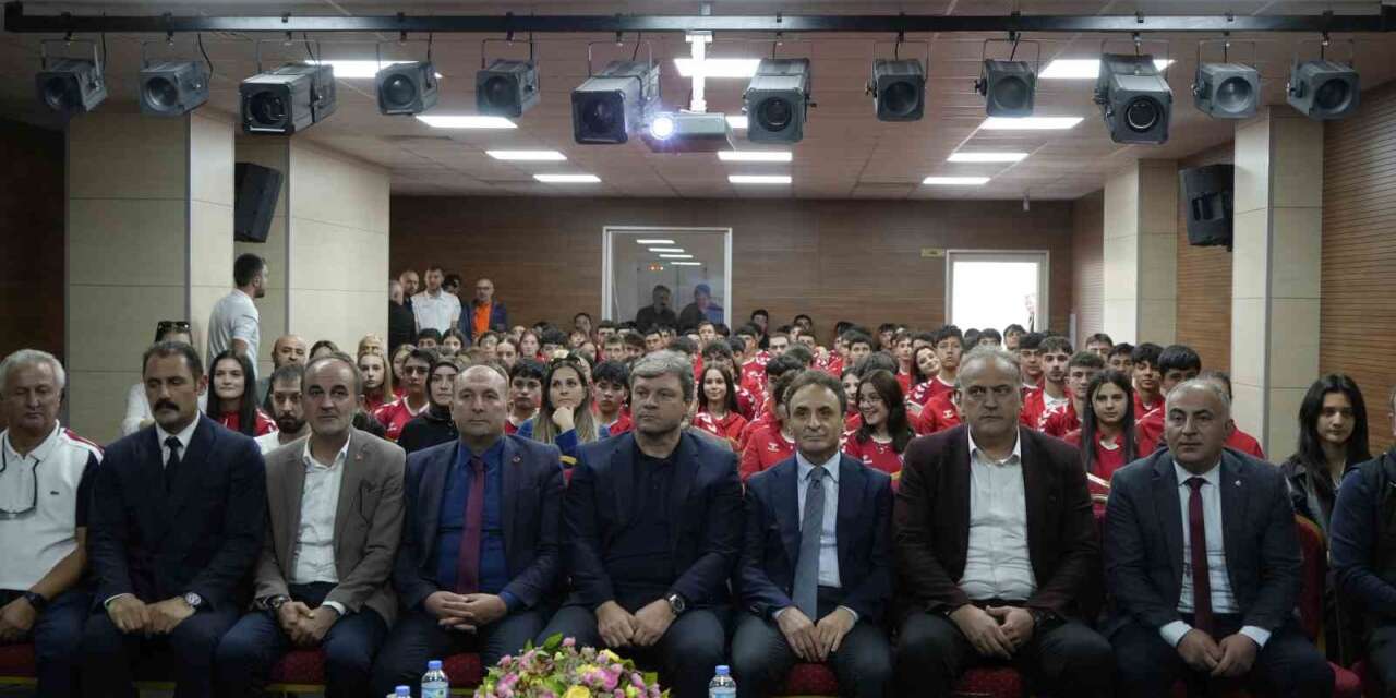 Ertuğrul Sağlam’dan gençlere ahlak ve başarı tavsiyesi