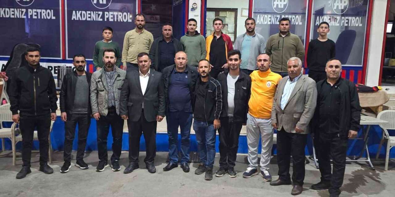 Çermikli iş adamı gençlere 300 forma dağıttı