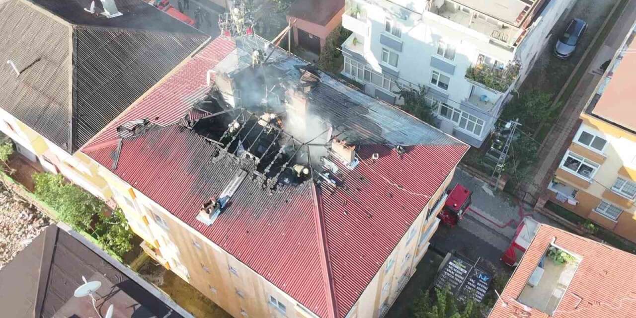 Ataşehir’de binanın çatısı alev alev yandı