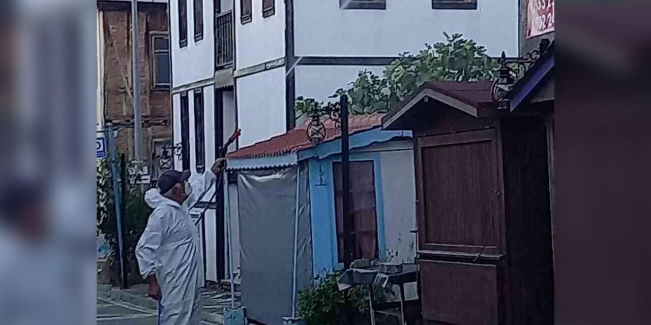 Muhtar tulumunu giydi ilaçlama yaptı