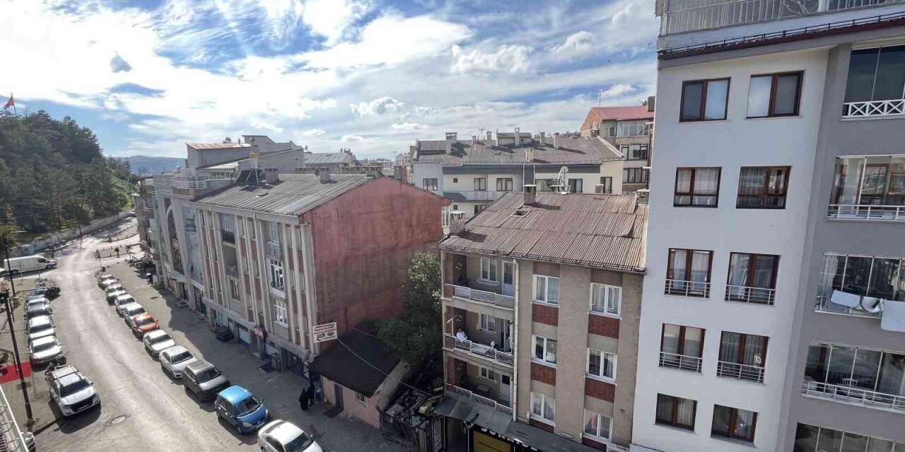 Apartmanların arasında kalan evini satmıyor, yarım asırlık hatıralarla yaşıyor
