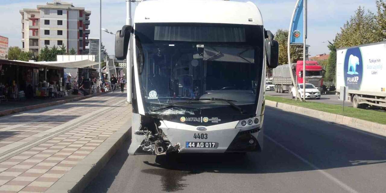 Malatya’da trambüs ile otomobil çarpıştı: 5 yaralı