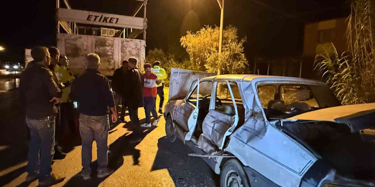 Serik’te otomobil ile kamyon çarpıştı: 3 yaralı