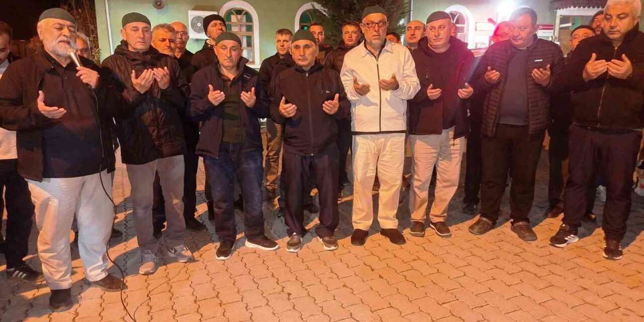Hisarcık’ta 23 kişilik umre kafilesi dualarla uğurlandı