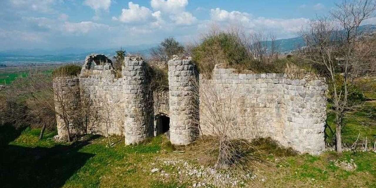 Tarihi Anacık Kalesi zamana direniyor