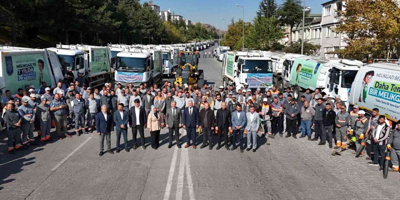 Melikgazi’nin temizlik ekipleri mahallelerde sonbahar temizliğine başladı