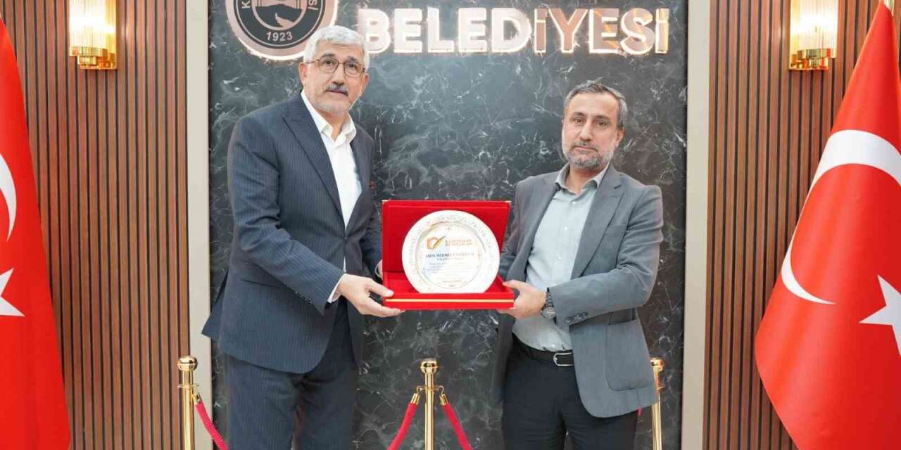 Kitap Fuarı ve Kerge Festivali için Başkan Hallaç’a plaket
